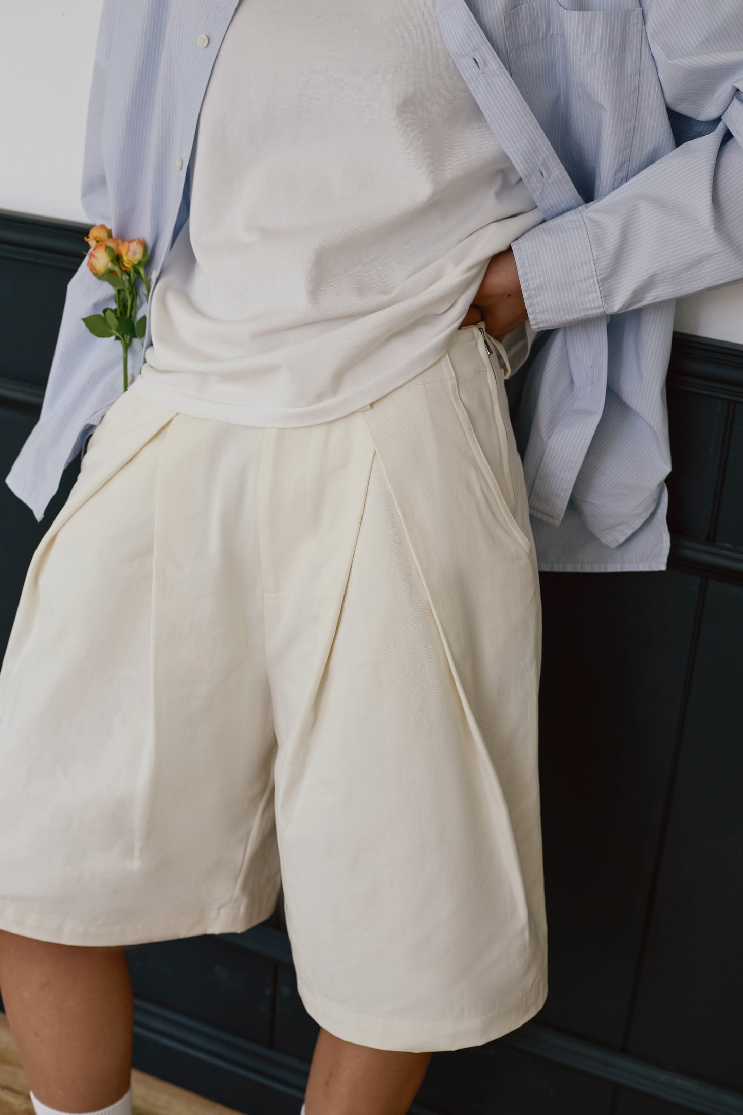 Pleated Side-zip Cropped Pants Off-White