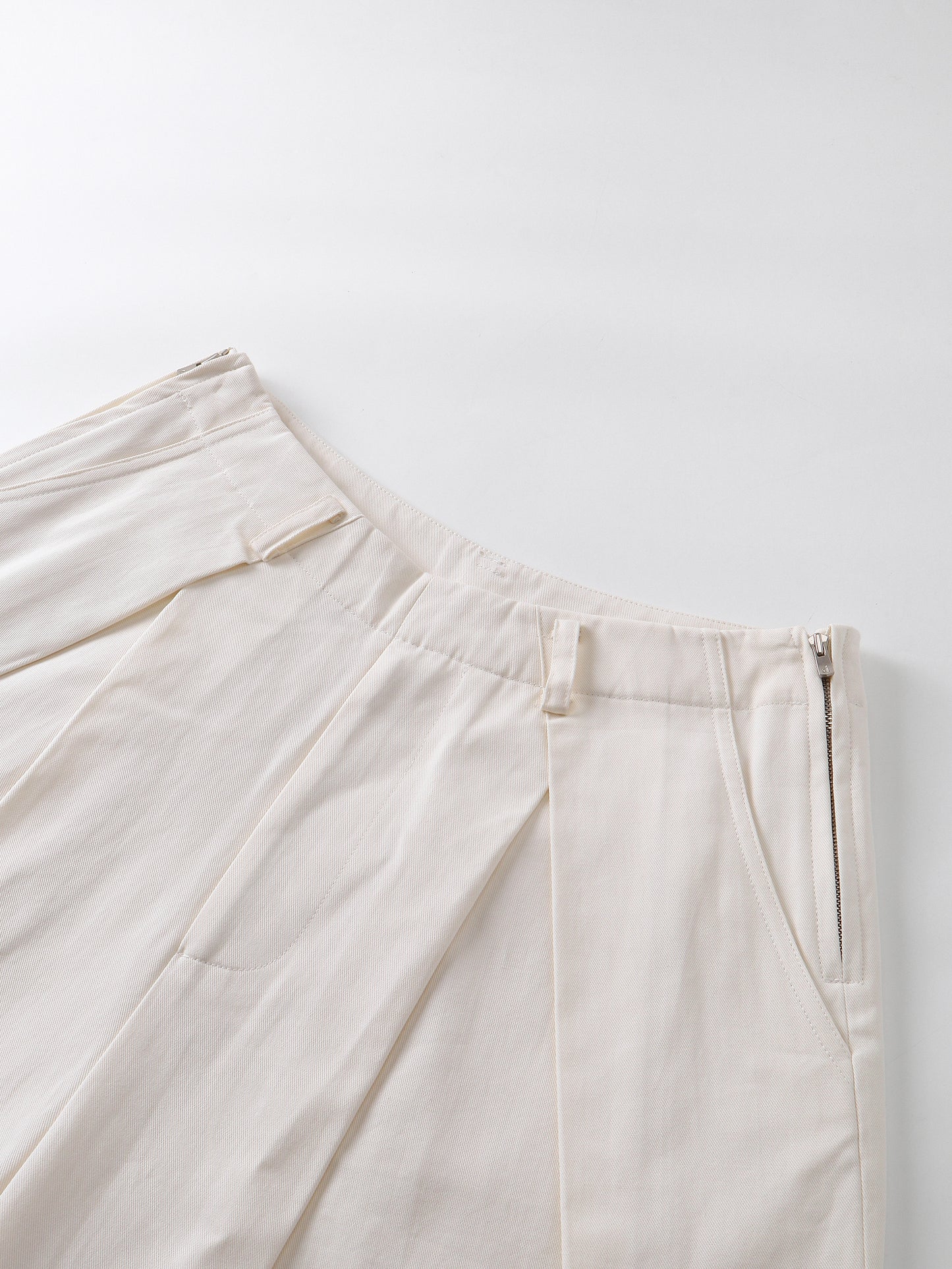 Pleated Side-zip Cropped Pants Off-White