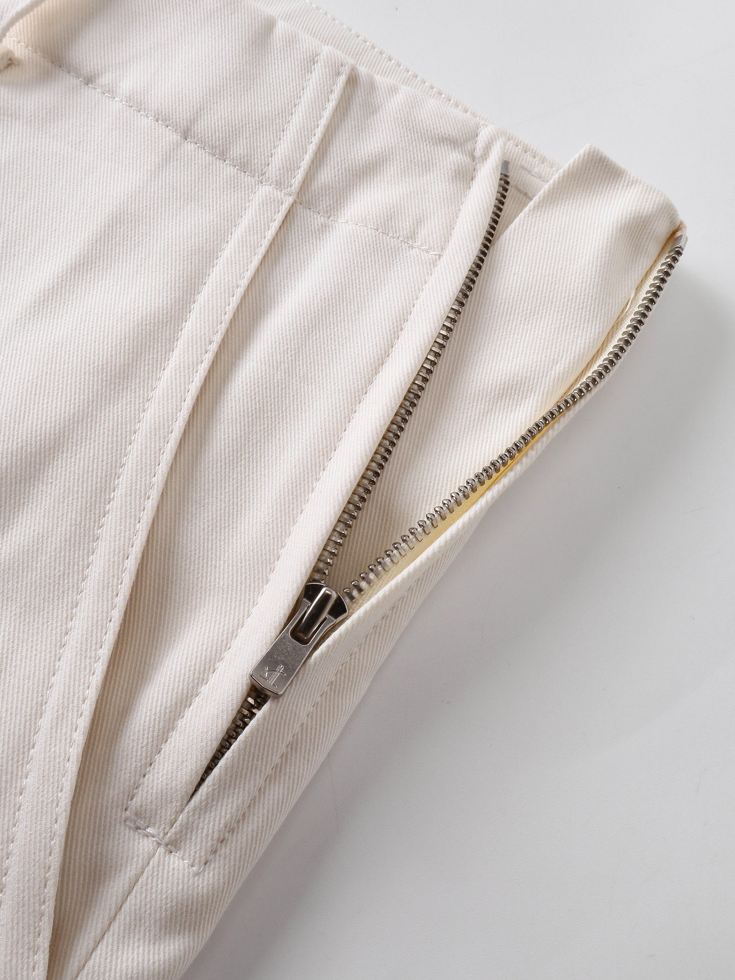Pleated Side-zip Cropped Pants Off-White
